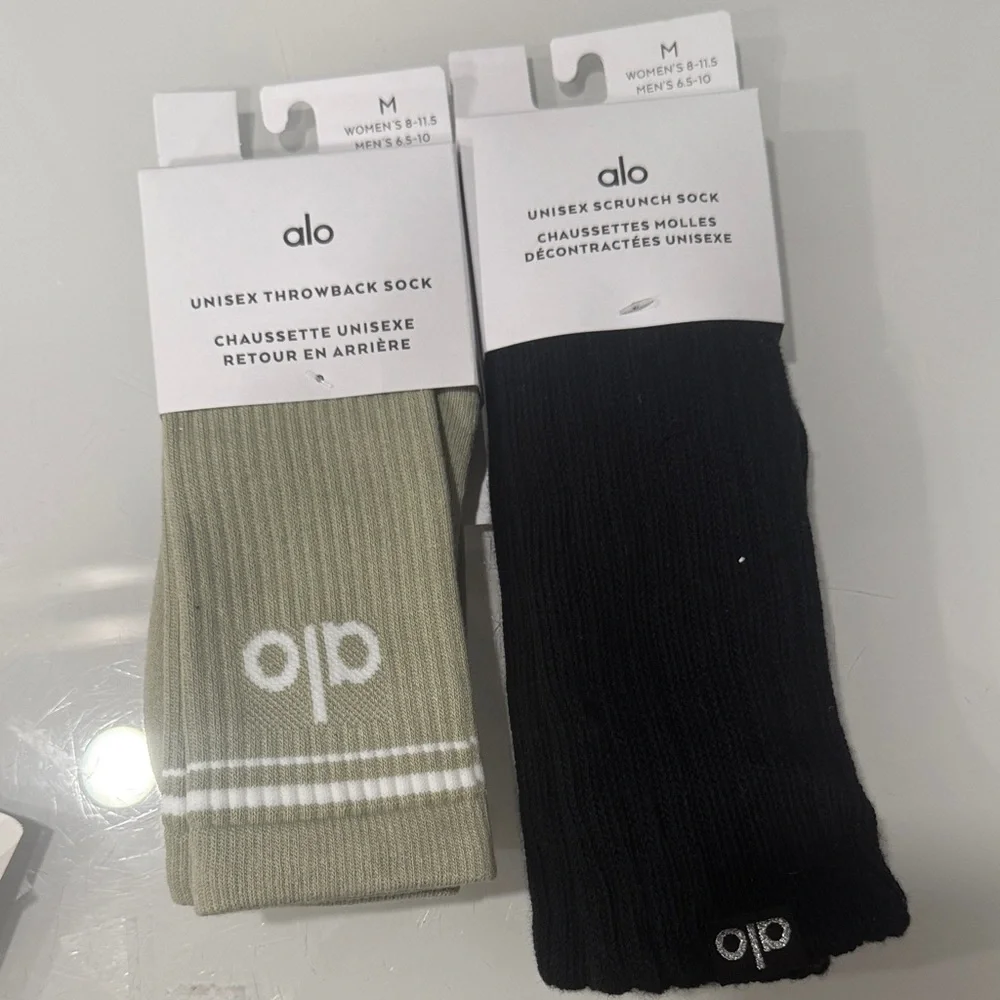 ALO Yoga Unisex Ribbed throwback Socks in Olive & scrunch in Black